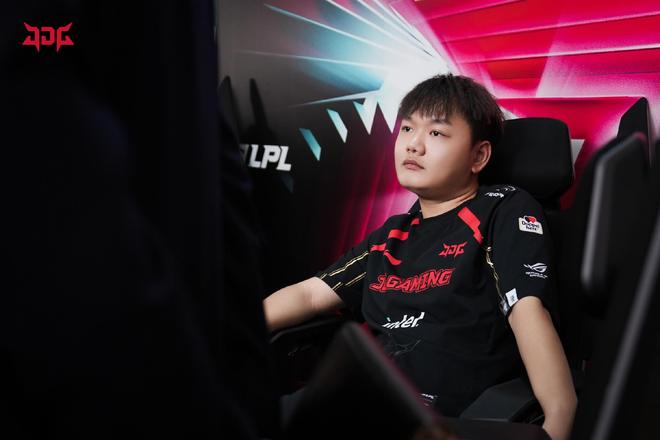 巴萨球员穿特制T恤入场：我们与你同在，贝尔纳尔